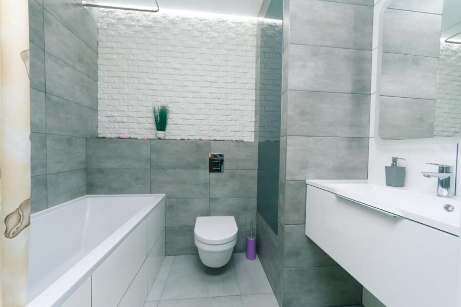Апартаменти Метро Вирлиця Kiew Exterior foto